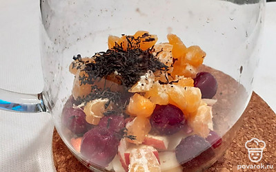 Положите все ингредиенты в стеклянный заварочный чайник и залейте кипятком. Настаивайте 15 минут. 