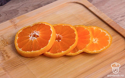 Нарежьте фрукты кольцами.