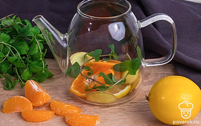 Сложите в чайник кольца лимона и мандарина. Нарежьте имбирь тонкими кольцами, не очищая от кожицы. Положите кольца имбиря в чайник. Положите туда же веточки мяты.