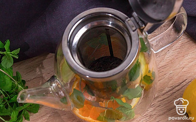 В отделение для заварки насыпьте черный чай.