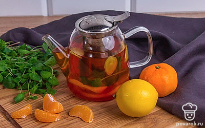 Залейте в чайник горячую воду (около 90 градусов). Она не должна кипеть. Закройте крышкой и дайте настояться около 15 минут.