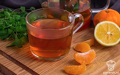 Чай готов к употреблению. В качестве украшения используйте колечко лимона и листья мяты. Приятного аппетита.