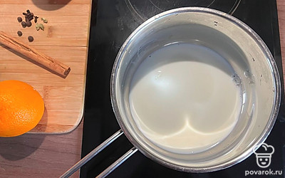 Налейте молоко и воду в сотейник и хорошо прогрейте.