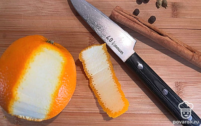 Отрежьте от апельсина немного цедры и положите в сотейник.