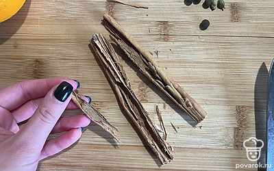 Разломайте палочку корицы и выберите небольшой кусочек.