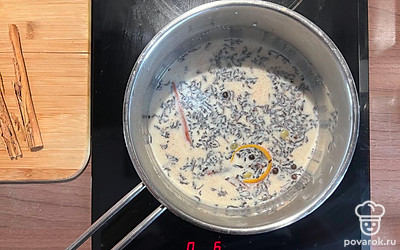 Положите в сотейник корицу, кардамон, гвоздику, черный чай, перец и щепотку мускатного ореха.