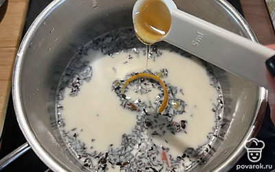 Добавьте столовую ложку меда или сахара. Вы можете варьировать количество по вкусу.