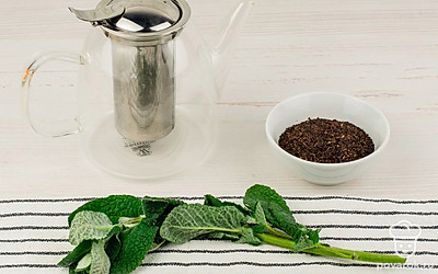 Промойте заварочный чайник и обдайте его кипятком – так чай лучше раскрывает свой вкус. Под проточной водой вымойте листочки мяты.