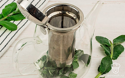Оторвите от веточки несколько листов мяты и положите их в прогретый чайник. В ситечко насыпьте 1 столовую ложку чайных листьев.