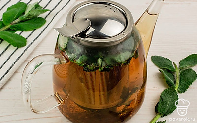 Залейте в чайник вскипяченную воду температурой 80-90 °C, закройте крышку и дайте настояться в течение 5-7 минут.