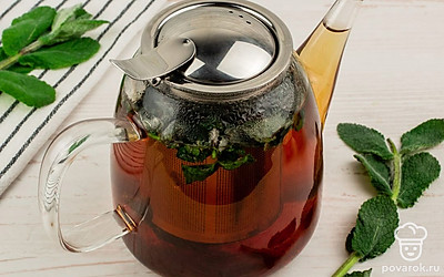 Аккуратно разлейте чай по чашкам.