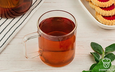 Подсластите чай с мятой, чтобы его вкус стал ярче.