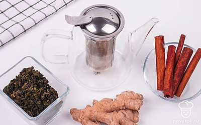 Подготовьте все необходимые ингредиенты. Корень имбиря промойте под проточной водой, протрите бумажным полотенцем и очистите от кожицы. Поставьте кипятиться воду.