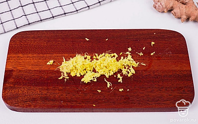 Имбирь натрите на мелкой терке или порубите при помощи ножа на мелкие кусочки.