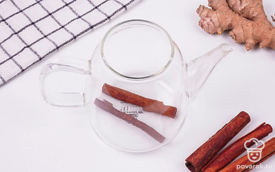 Возьмите заварочный чайник, снимите фильтр и уложите на дно чайника несколько палочек корицы.