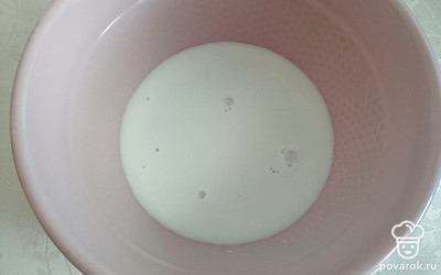 Достаньте молоки из морозилки. Налейте в глубокую тарелку.