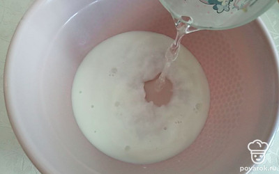 К молоку добавьте 100 миллилитров ледяной воды.