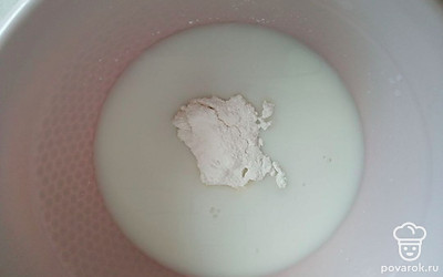 Всыпьте сахарную пудру и растворимый кофе.