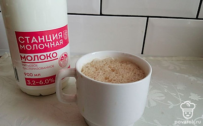 Кофе разлейте по кружкам.