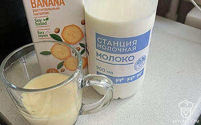 Смешайте коровье и растительное молоко, разогрейте в микроволновой печи в течение 30 секунд.