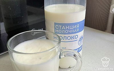 Во взбитое молоко тонкой струйкой вливайте кофе.