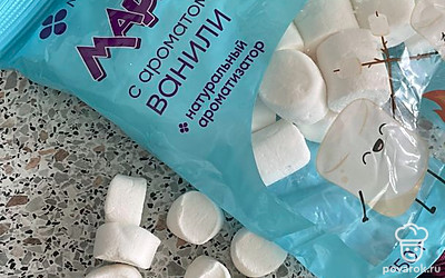 Разрежьте маршмеллоу пополам.