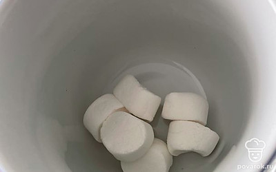 Выложите маршмеллоу в чашку.