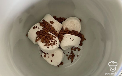 Добавьте ложку растворимого кофе.