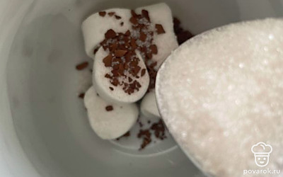 Всыпьте ванильный сахар.