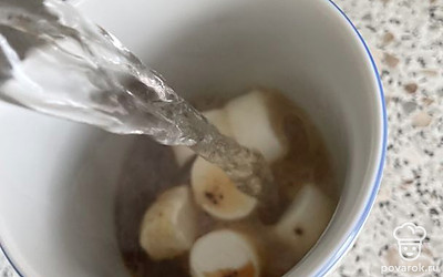 Залейте все кипятком и дайте постоять 5 минут.