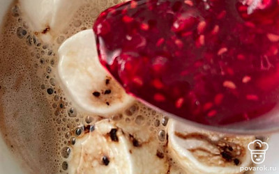 Добавьте ложку малинового варенья и перемешайте.