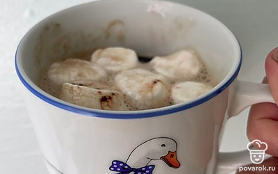 Подавайте напиток, посыпав сахарной пудрой.