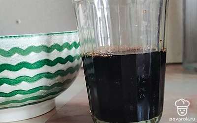 Готовим заливку. Берем полстакана соевого соуса. Если у вас очень соленый, можно разбавить его водой. 