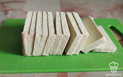 Аккуратно нарезаем тофу. 