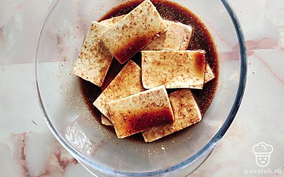 Тофу выкладываем в емкость. Заливаем маринадом. Оставляем на 15 минут.