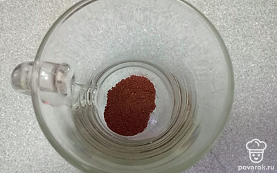 Кофе насыпьте в чашку.