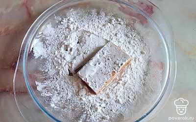 Крахмал высыпаем на тарелку. Берем кусочек тофу, обваливаем в крахмале. 