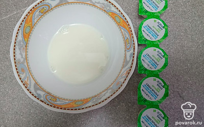 Сливки доведите до кипения.