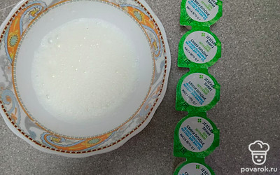 Взбейте сливки блендером или капучинатором.