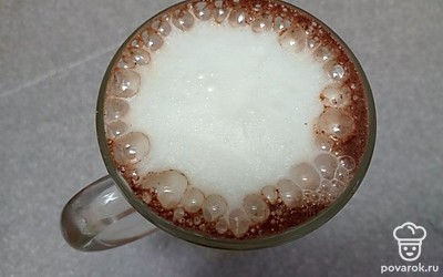 Добавьте сливки в кофе.