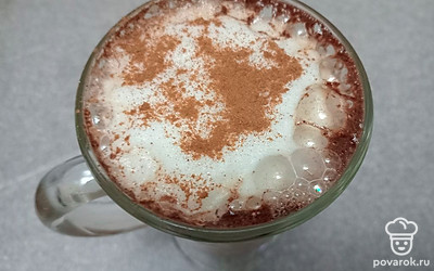 Посыпьте напиток корицей.