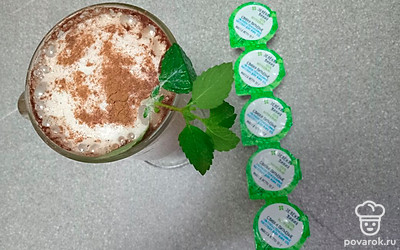 Подавайте кофе, украсив веточкой мяты.