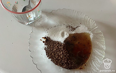 В глубокую тарелку поместите кофе, сахар и кипяток. 