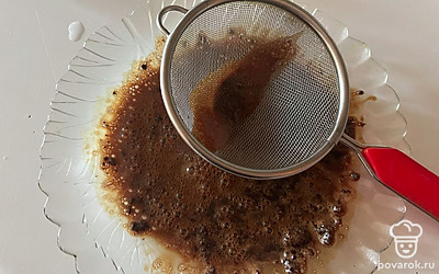 На кофейную смесь поместите сито. 