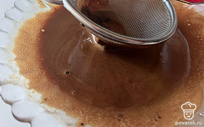 Начните активно вращать сито до образования легкой пены. 