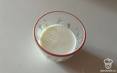 Молоко подогрейте в микроволновке примерно до 65-70 градусов. 