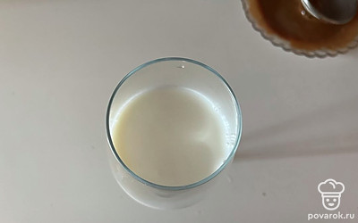 Перелейте горячее молоко в бокал для подачи. 