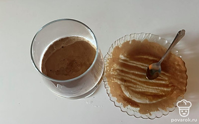 К молоку переместите взбитую кофейную смесь, перемешайте. 