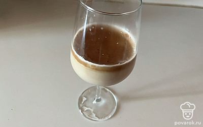 Подайте к столу в горячем виде или со льдом.