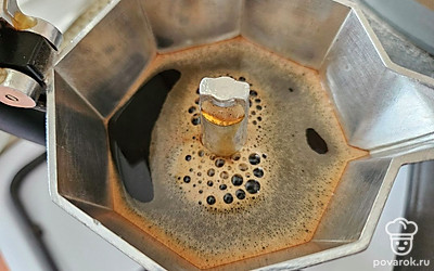 Приготовьте эспрессо любым удобным для вас способом. 